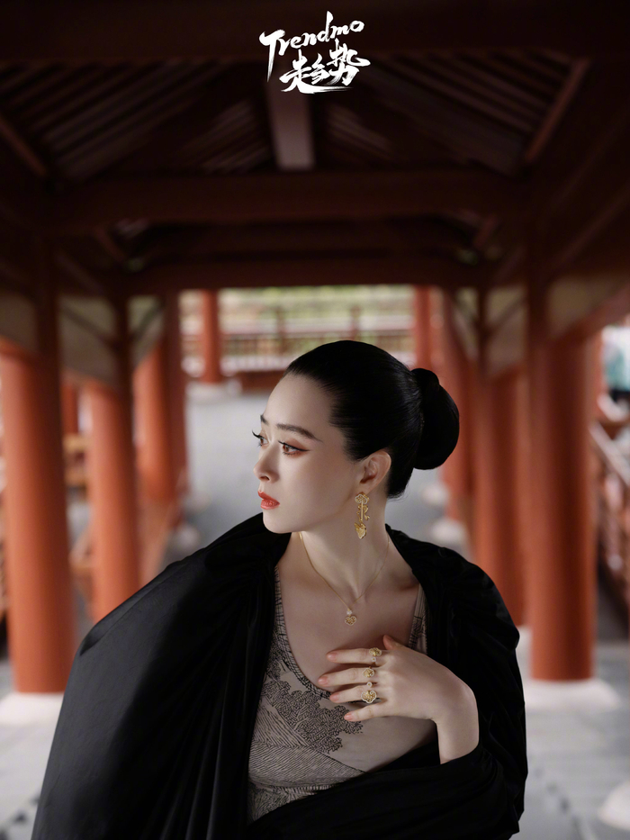 蒋欣新中式枫叶大片,东方美学与现代时尚完美融合
