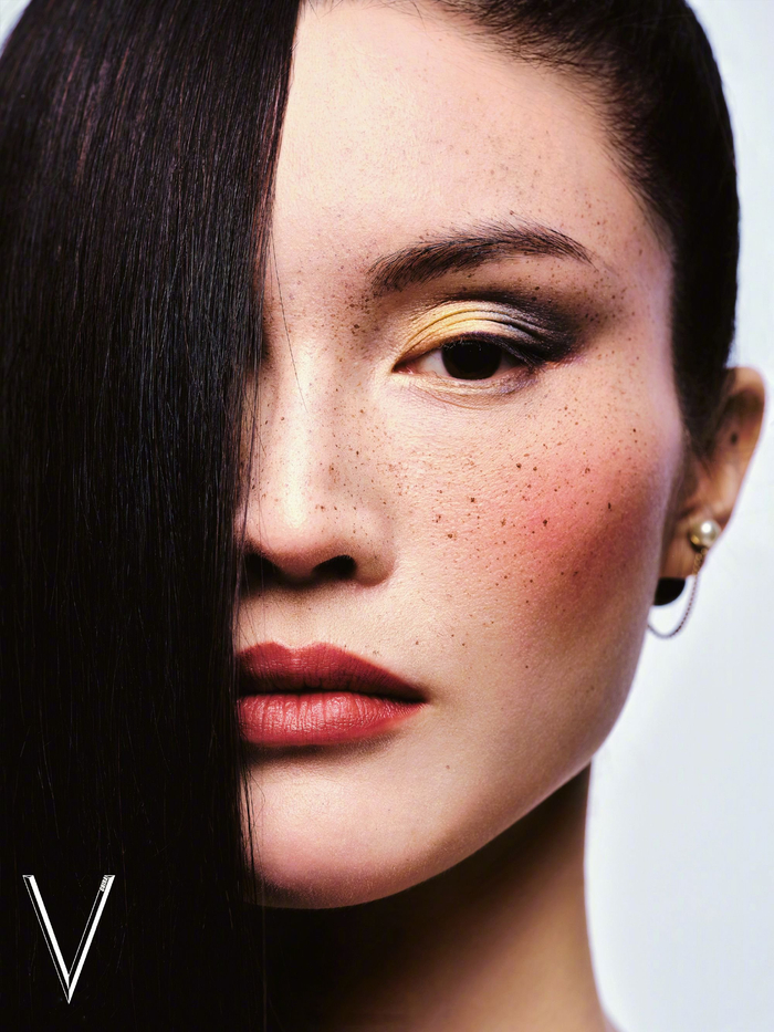 何穗登上v中文版八月刊封面用妆容变化展现欲望消长