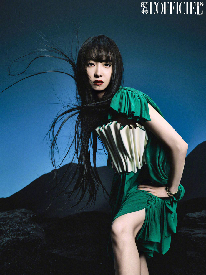 宋茜全新封面大片神秘冷艳演绎未来主义时尚