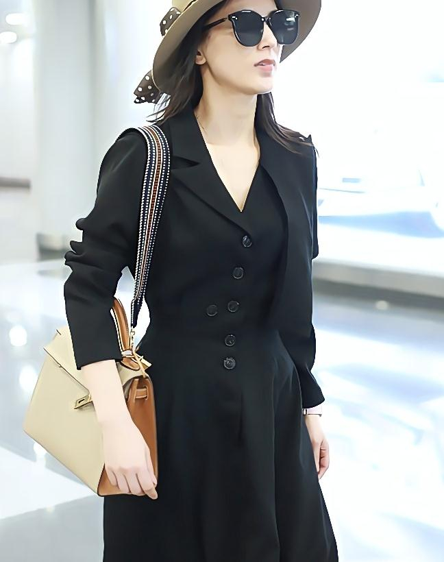 黄圣依街拍:黑色长裙运动鞋hermes kelly包袋飘逸优雅