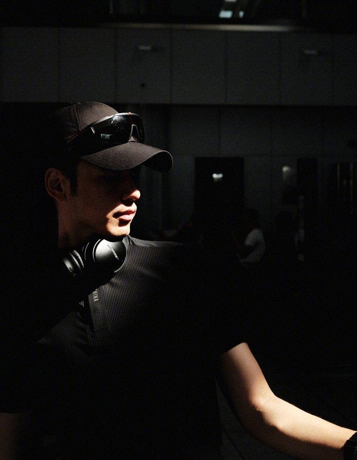 刘迦出发戛纳造型,黑色造型搭配黑色棒球帽,简单利落