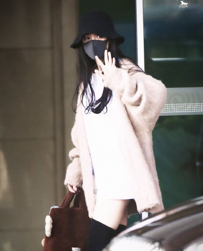 杨幂今日份穿搭中款上衣配长筒马丁鞋这身材简直是太漂亮了