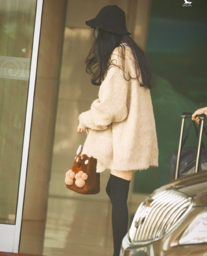 杨幂今日份穿搭中款上衣配长筒马丁鞋这身材简直是太漂亮了