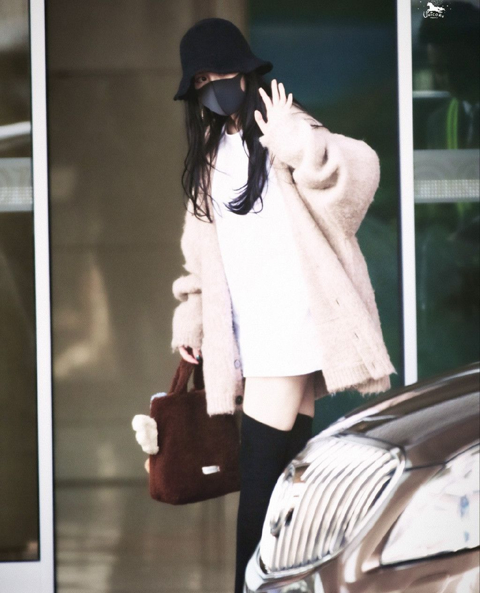 杨幂今日份穿搭中款上衣配长筒马丁鞋这身材简直是太漂亮了