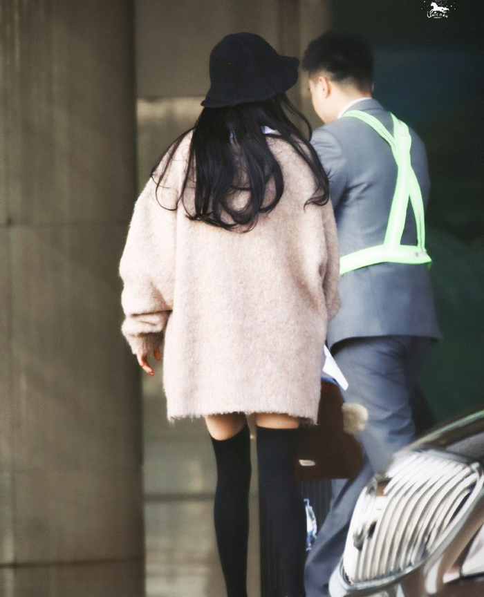 杨幂今日份穿搭中款上衣配长筒马丁鞋这身材简直是太漂亮了