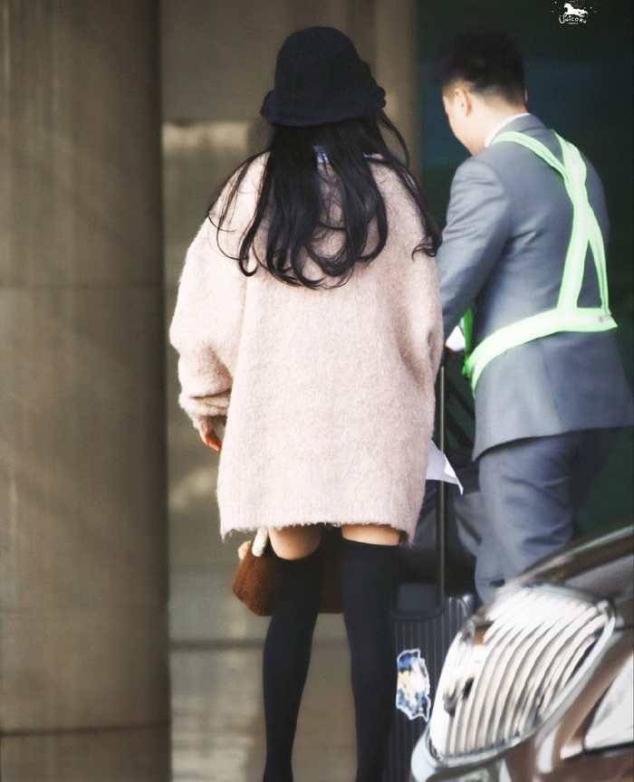 杨幂今日份穿搭中款上衣配长筒马丁鞋这身材简直是太漂亮了