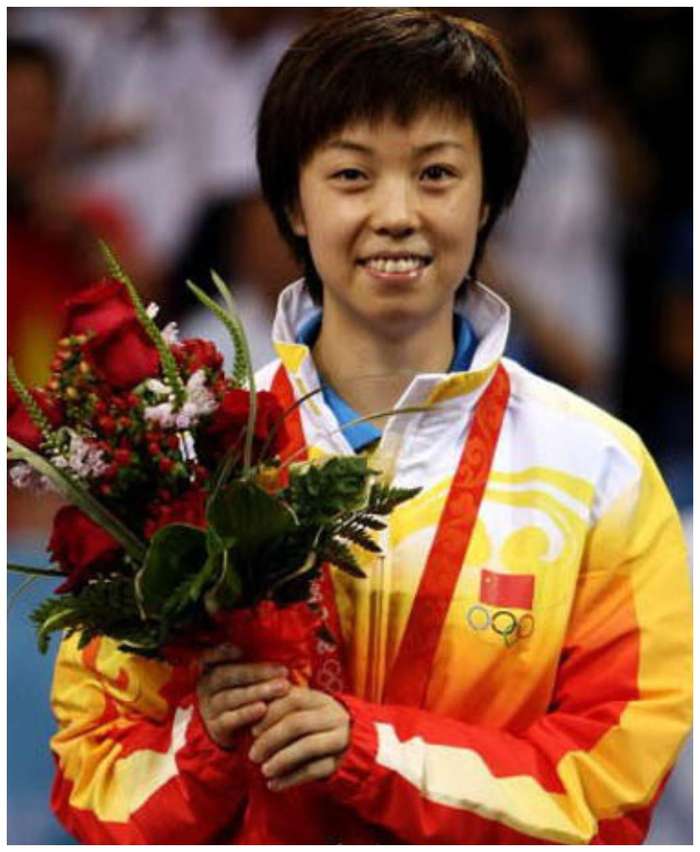 张怡宁生活照曝光,背双肩包陪女儿打乒乓比赛,爱女将继承事业?
