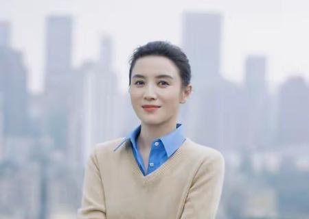 被宋佳惊艳到了！衬衫叠穿不配裤子、乐福鞋
