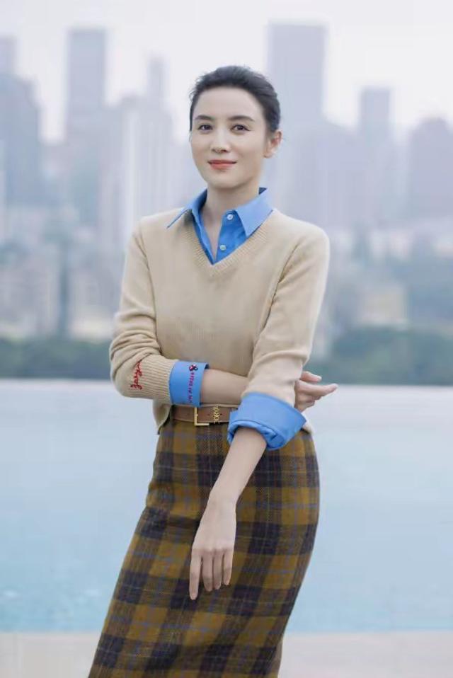 被宋佳惊艳到了！衬衫叠穿不配裤子、乐福鞋
