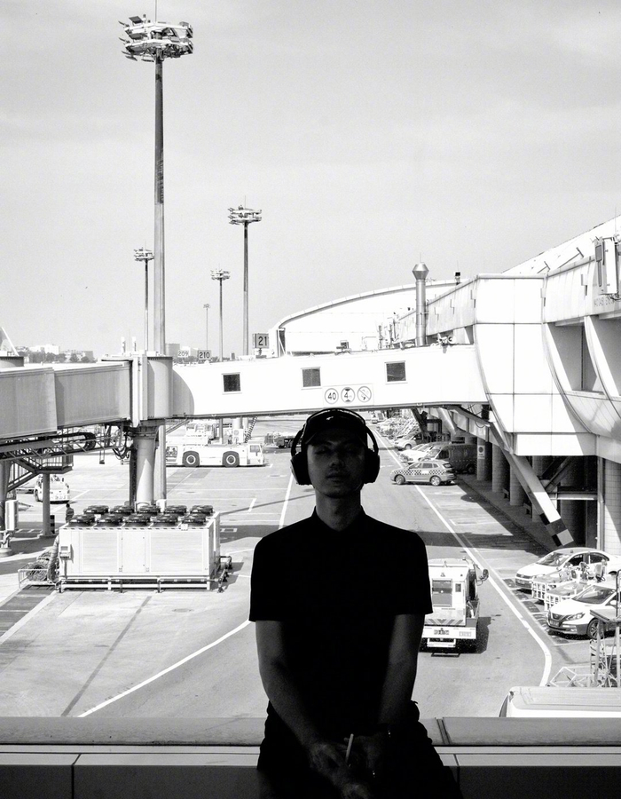 刘迦出发戛纳造型,黑色造型搭配黑色棒球帽,简单利落