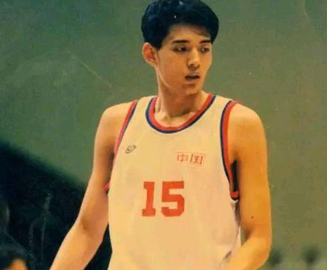 巩晓彬:和女篮主帅相恋9年,他分手后娶美女空姐,她54岁仍单身