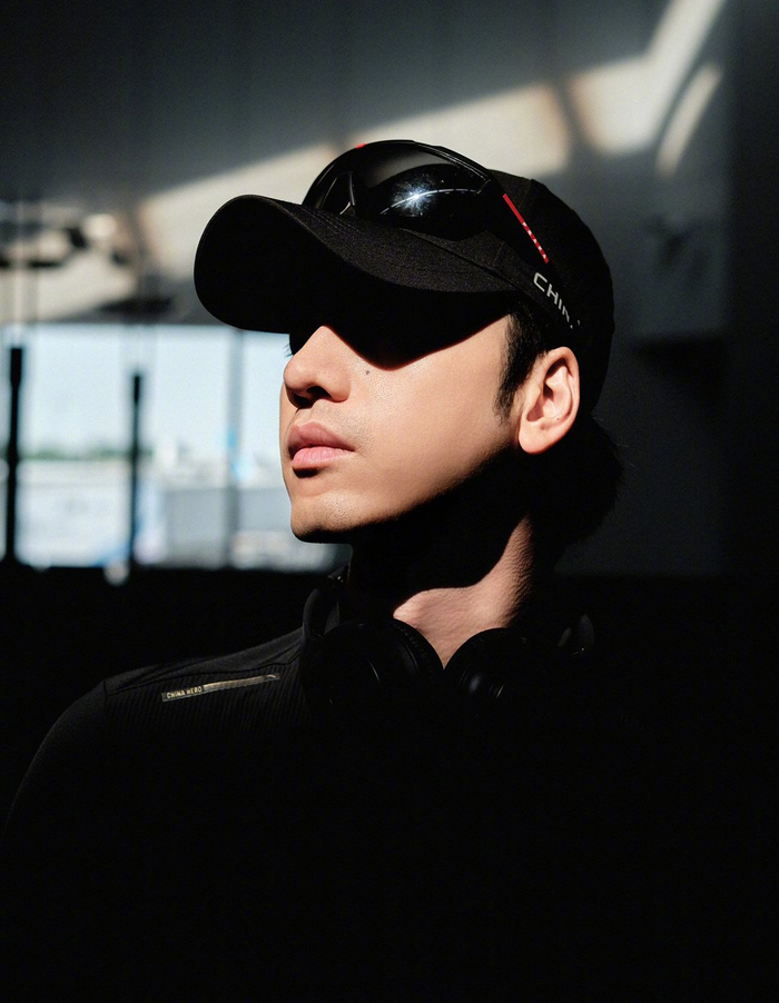 刘迦出发戛纳造型,黑色造型搭配黑色棒球帽,简单利落