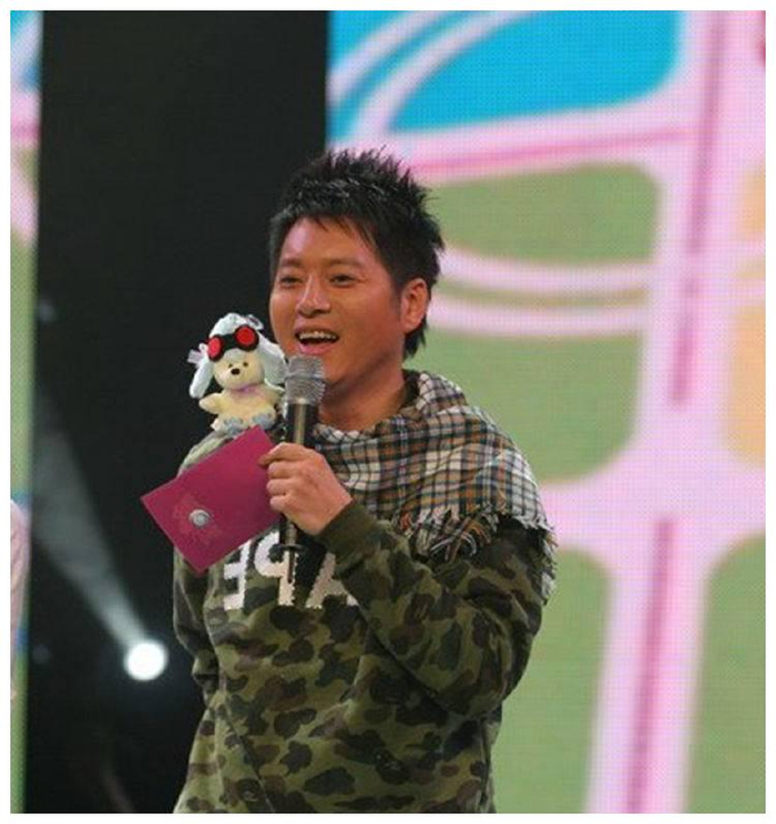 在南下后,孙鸣杰先是在一家电视制作公司当歌手,但是在当了几年后