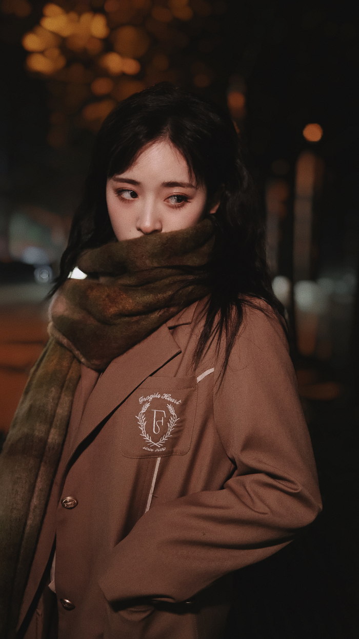沈月晒出一组自己的夜拍美照,她身穿棕色系学院风穿搭裹绿色围巾取暖