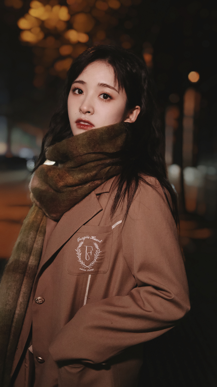 沈月晒出一组自己的夜拍美照,她身穿棕色系学院风穿搭裹绿色围巾取暖