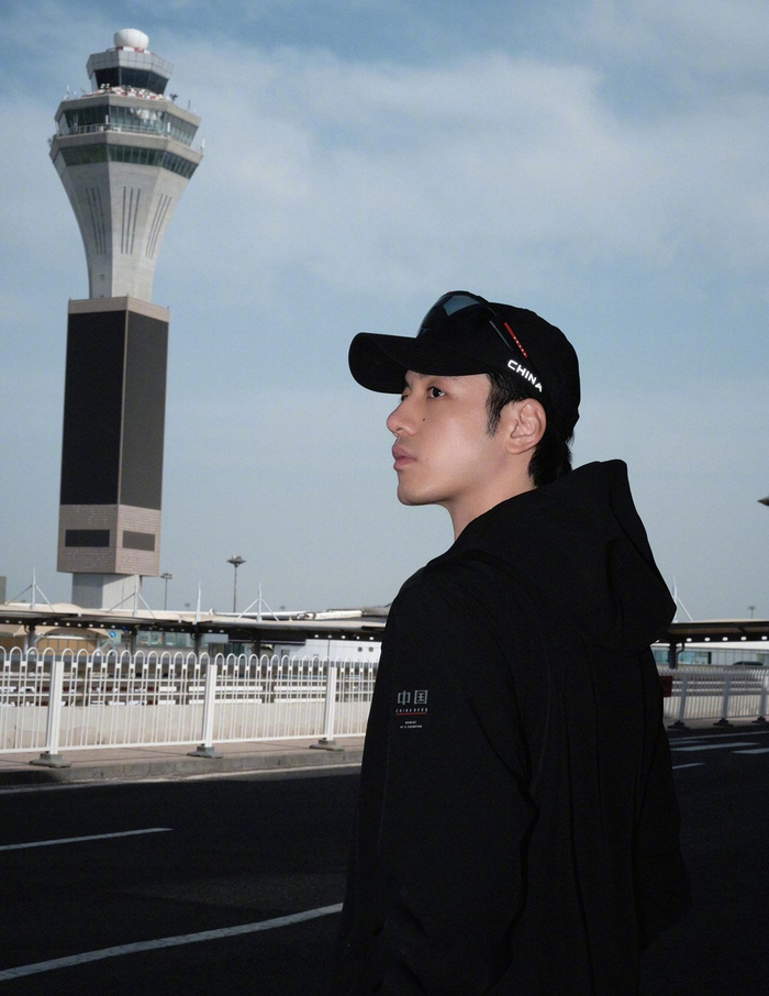 刘迦出发戛纳造型,黑色造型搭配黑色棒球帽,简单利落
