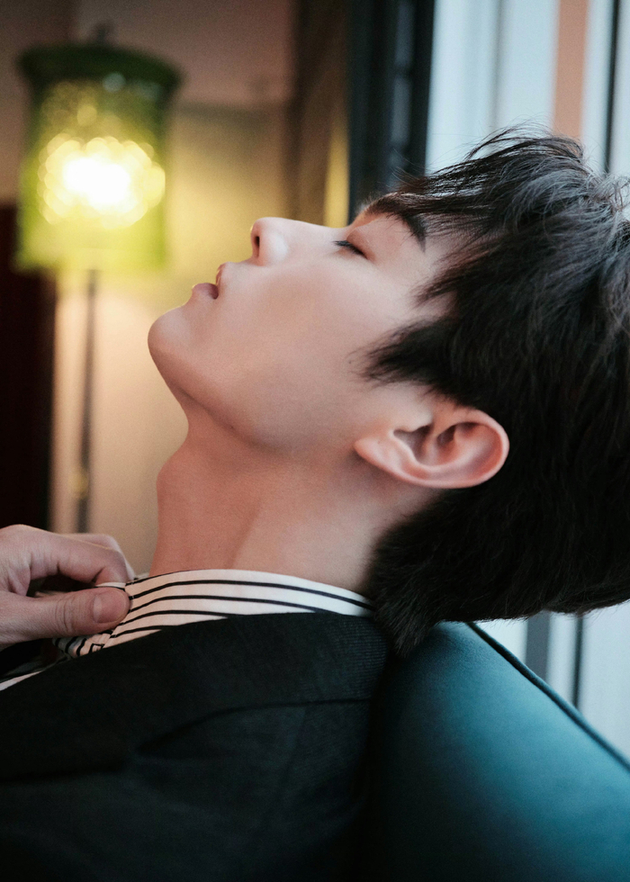 许凯活动造型条纹衬衫和马甲迸发出张力仰头特写又帅又欲