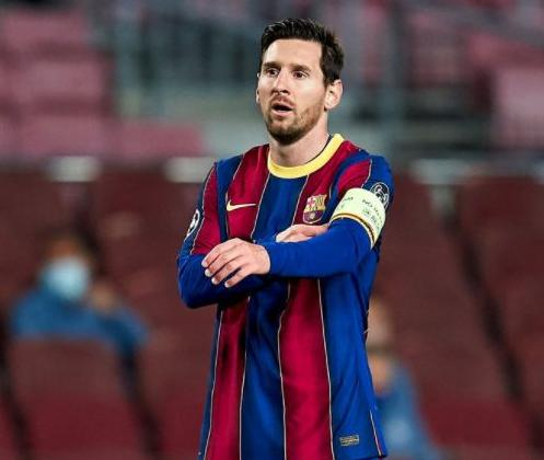 巴萨再次获得点球后,梅西主罚命中,本赛季前5球都是点球破门,巴萨3-1