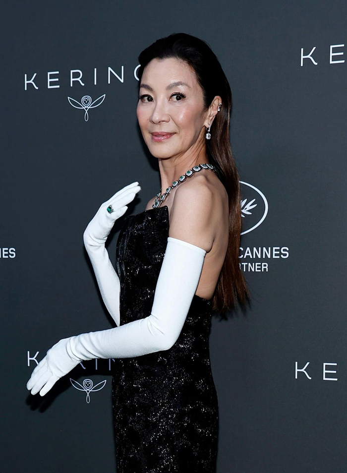 杨紫琼的look 又变成balenciaga 黑色抹胸修身裙77白手套了