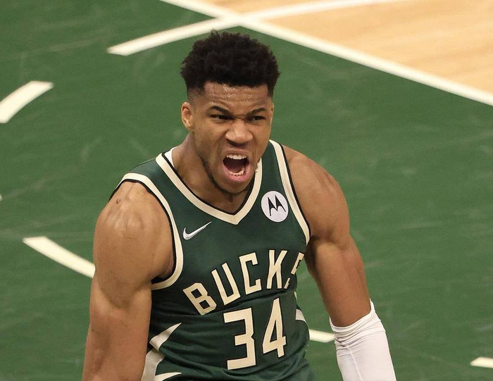 恭喜字母哥,超越名宿贾巴尔,成为雄鹿队篮板王,比肩詹姆斯