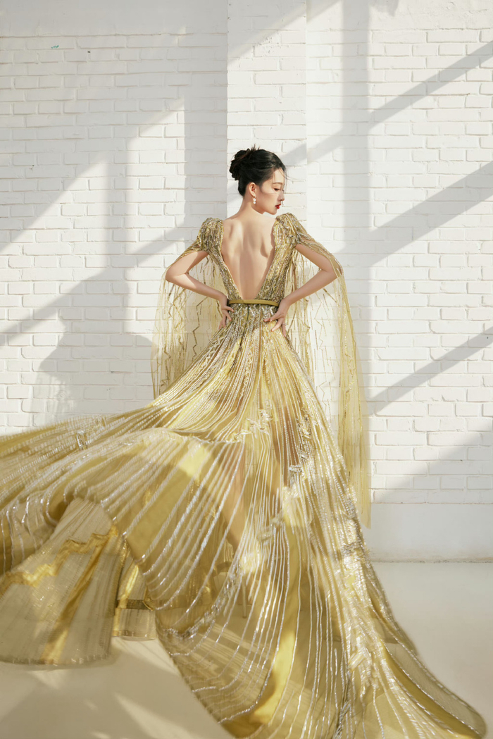 李沁身穿鎏金深v大露背,这蝴蝶背美翻了