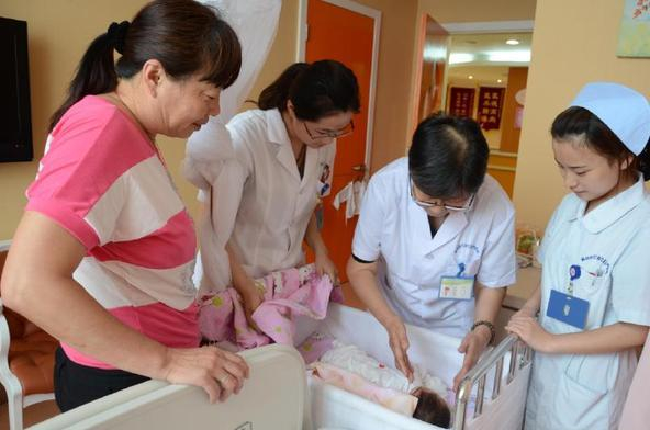 坐月子该让婆婆过来照顾还是自己的妈妈来？