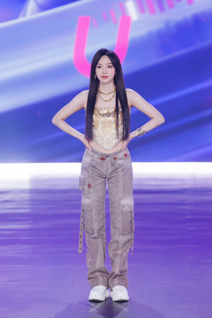 程潇三角巾抹胸,全新舞台造型,绝佳身材魅力四射