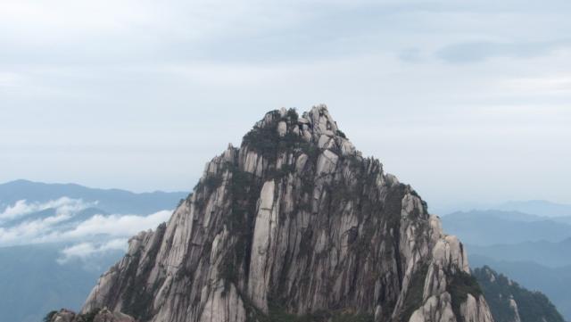 中国最“金”的山，一年门票收入高达10亿，游客几乎从未间断！