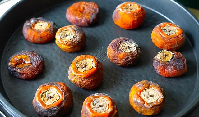 这柿子饼的做法不多见,不用裹面粉油炸,也不用捂,小白也能学会