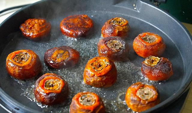 这柿子饼的做法不多见,不用裹面粉油炸,也不用捂,小白也能学会