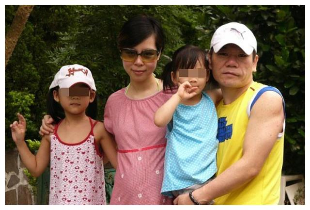 据理解赵传和前妻李秉蓁于98年结婚,10年正式离婚,婚姻仅维持了12年的