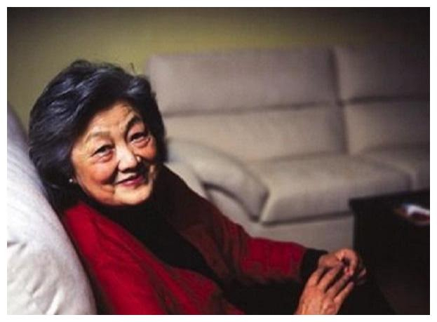 章含之为乔冠华守寡25年,写4本书怀念他,临终却不愿与他合葬