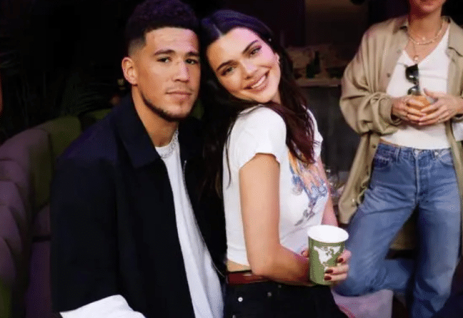 布克机会来了詹娜与男友同框冷脸面临分手帽子颜色成亮点