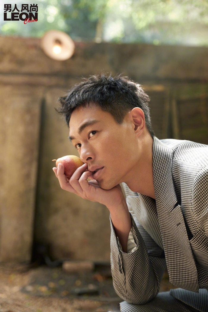 《男人风尚LEON》8月刊杂志人物杨佑宁落日色系衬衫搭配白色长裤