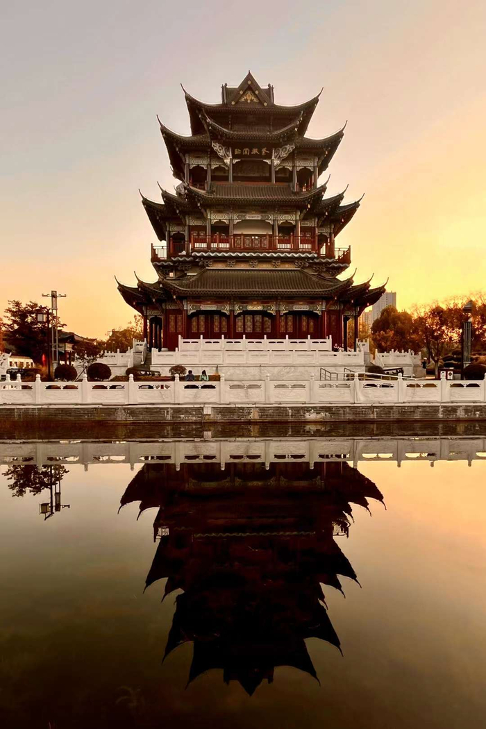 紫阳湖之上日落之下的紫阳阁武汉紫阳公园