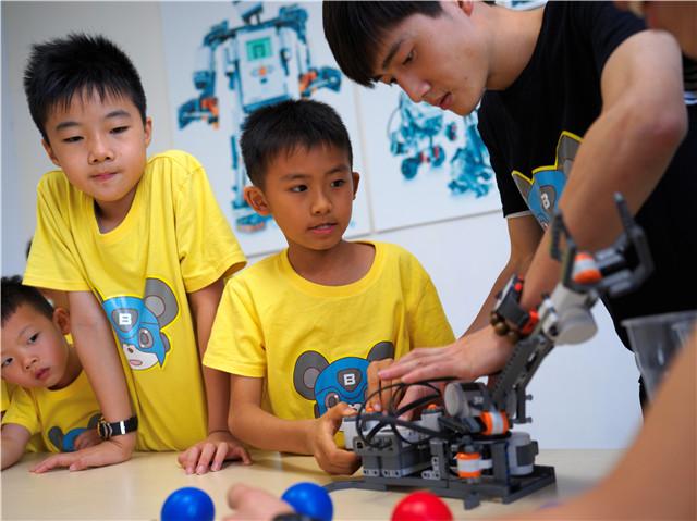 乐贝塔机器人|少儿编程融合各种学科，创造性无穷!