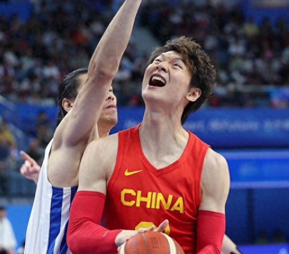 中国男篮铜牌全队笑不出来2人伤心落泪王哲林恐彻底告别