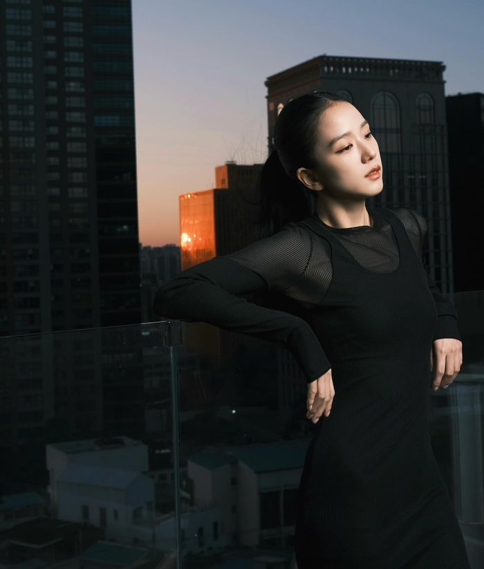 blackpink成员jisoo社交平台发照秀健康匀称曲线|曲线|紧身裤|运动服