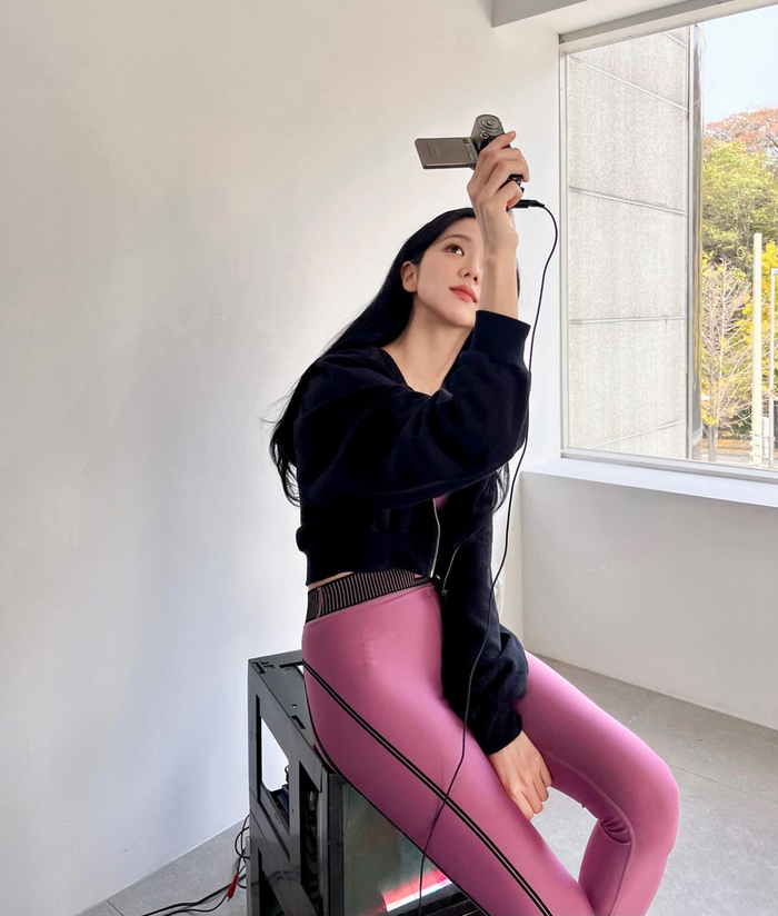 blackpink成员jisoo社交平台发照秀健康匀称曲线|曲线|紧身裤|运动服