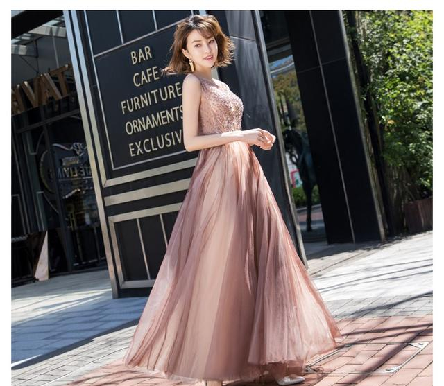 这款闪亮亮的修身鱼尾款式的晚会礼服就是双子座的专属.