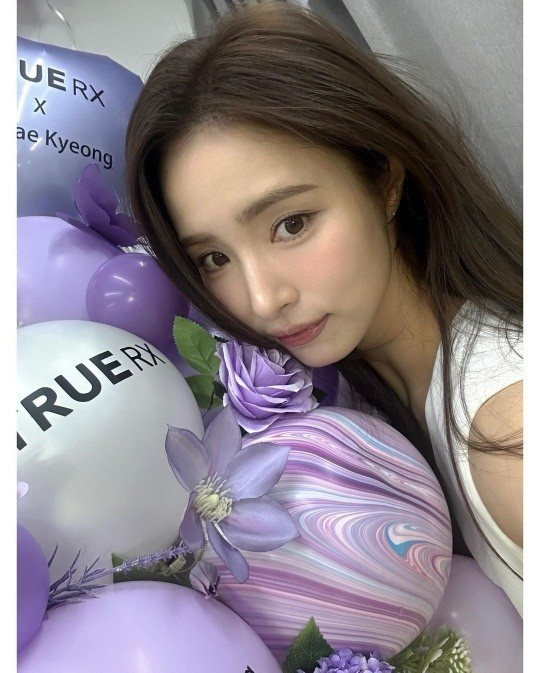 韩国女艺人申世景sns发照紫色连衣裙尽显优雅身姿|申世景|身姿|紫色_