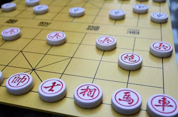 棋子分为红,黑两方,将和帅象征君主,只在九宫格内行动;相,象象征大臣