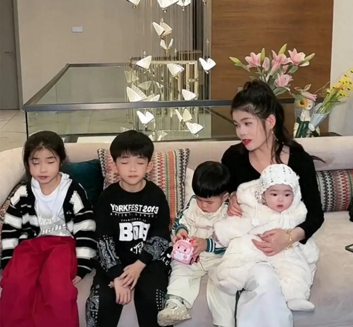 抖音带货主播陈三废的妻子陈橙在社交媒体上官宣了自己怀上第五胎的