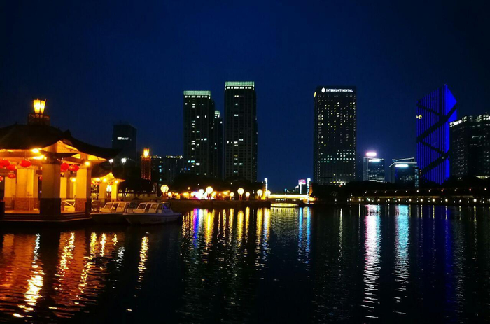 探访佛山千灯湖公园,白天绿树成荫,平湖倒影,夜晚灯光绚丽夺目
