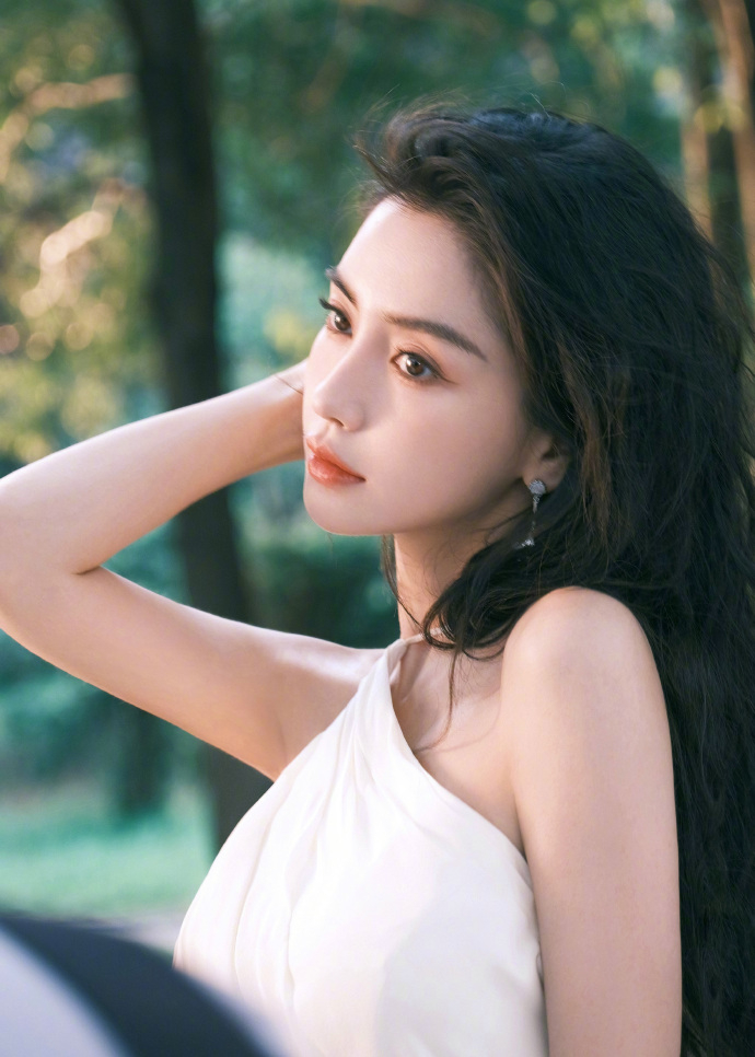 angelababy身着简洁白裙邂逅盛夏美好时光宛如一幅美丽画卷