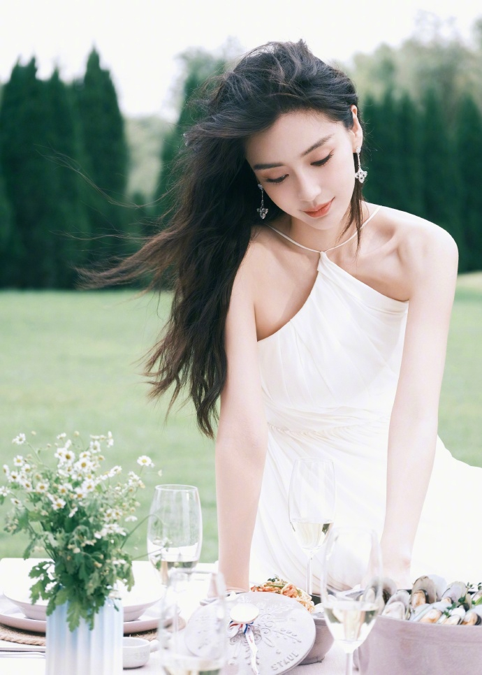 angelababy身着简洁白裙邂逅盛夏美好时光宛如一幅美丽画卷