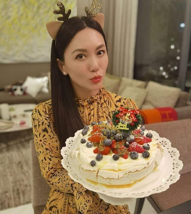 48岁牡丹仙子郭妃丽没生娃素颜像少女穿白裙清新自然