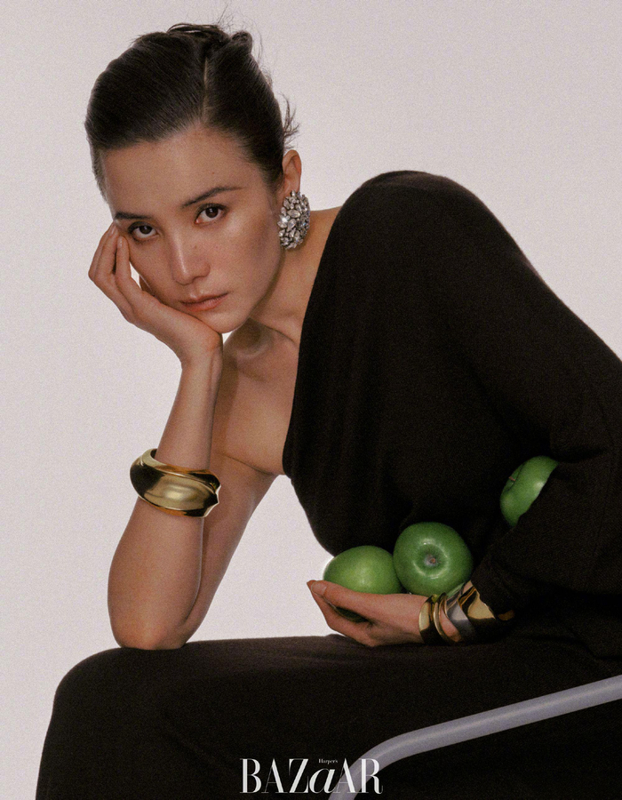 宋佳登上minibazaar八月刊封面演绎时髦凛冽御姐