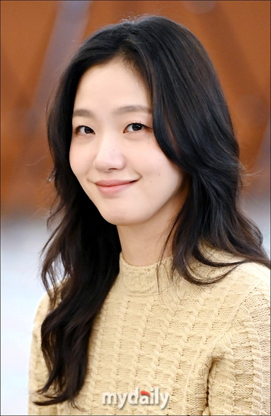 韩国女艺人金高银获2023网络摄影记者协会颁奖礼最上镜奖