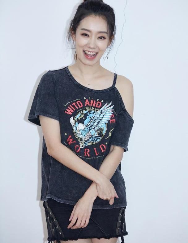 "小品女神"张小斐太时髦,穿半露肩上衣配短裙,170比例真好
